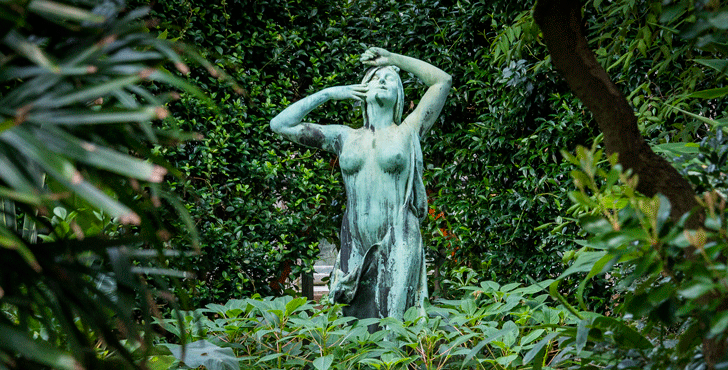 Standbeeld in de plantentuin van Meise