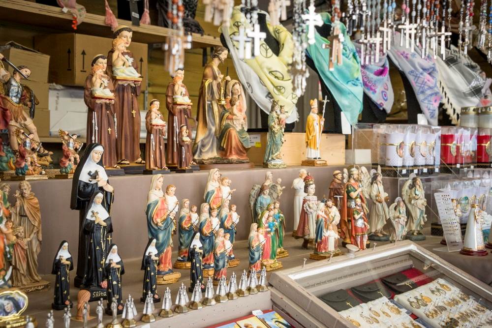 Kraampje met heiligenbeeldjes