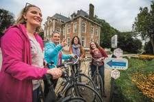 Fietsers staan aan bordjes bij het domein Kwabeek