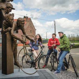 Eddy Merckx standbeeld met fietsers (©Lander Loeckx/Luc De Blick)