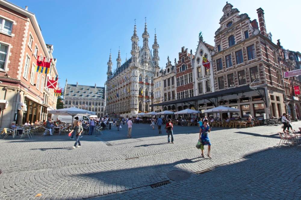 Grote Markt met mensen, terrasjes en Stadhuis 