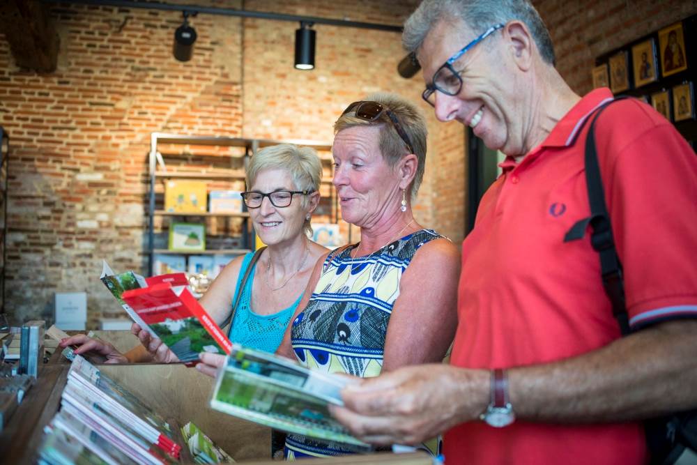 Mensen kijken naar publicaties in de shop van Het Moment
