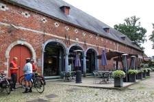 Terras met drie fietsers