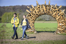 Twee mensen aan de houten boog Chartreuzenbos